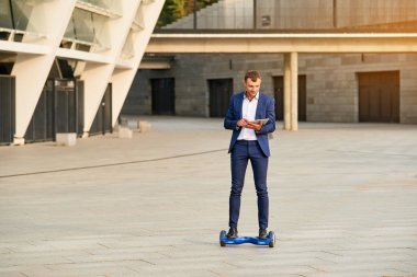 İşadamı hoverboard üzerinde.