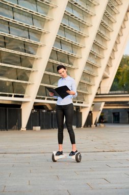 Açık klasöre arayan kadın.