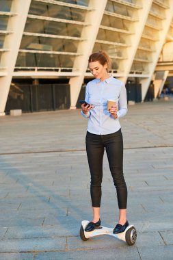 İşkadını bir hoverboard üzerinde.