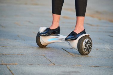 Kadın bacakları gyroscooter sürme.