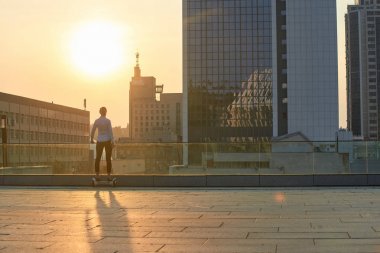 Hoverboard, güneşli şehir kadını.