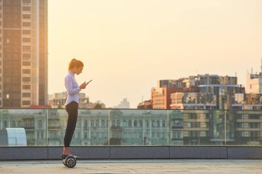 Hoverboard tablet tutan kadın.