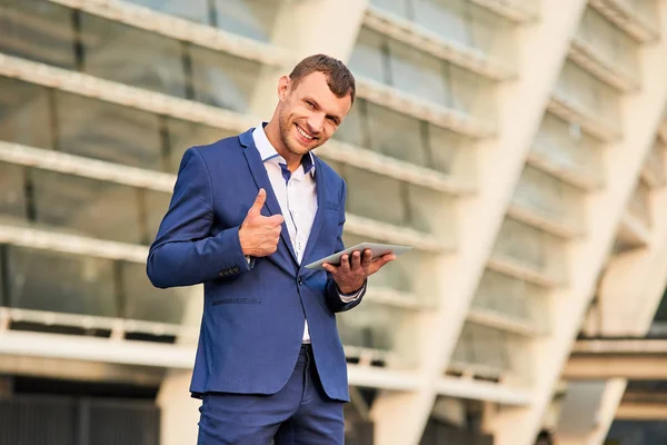 Gelukkig zakenman tonen duimen omhoog. — Stockfoto