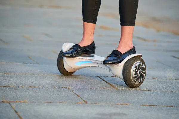 Kvinnliga ben Rider gyroscooter. — Stockfoto