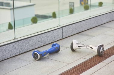 Mavi ve beyaz hoverboards.