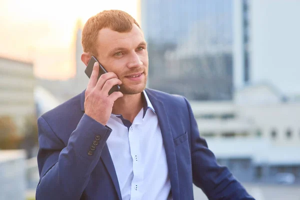 Kaukasische zakenman aan de telefoon. — Stockfoto