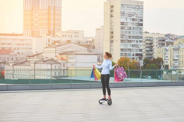 Frau mit Einkaufstüten. — Stockfoto