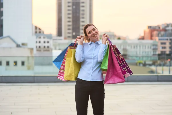 Mujer con bolsas de compras sonriendo . —  Fotos de Stock