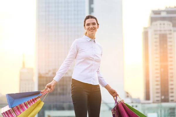 Mujer sonriente con bolsas de compras . —  Fotos de Stock