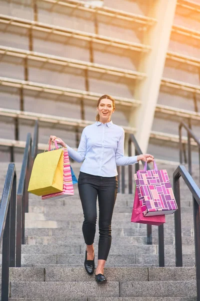 Mujer llevando bolsas de compras. —  Fotos de Stock