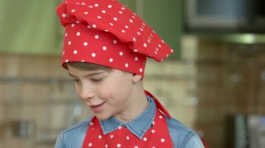 Beyaz çocuk giyen chef şapka.