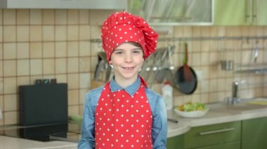 Mutfak gereçleri ile boy gülümseyerek.