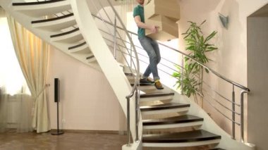 Bir yığın kutu taşıyan adam..