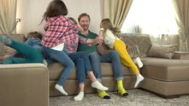 Anne ile kızı ve oğlu.