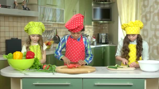 Children in the kitchen. — Stock Video