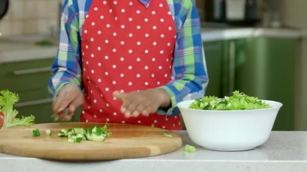 Mano di bambino che cucina . — Video Stock