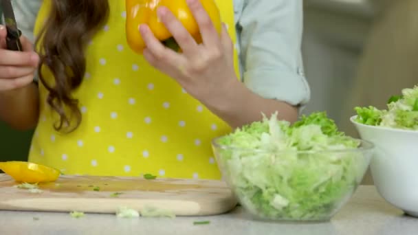 Hands with knife cutting paprika. — Stock Video