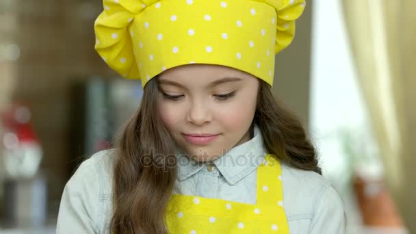 Dívka v klobouku šéfkuchaře. — Stock video