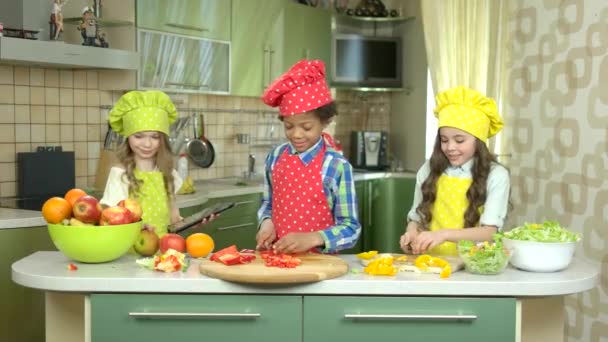 Barnen laga mat vid bordet. — Stockvideo