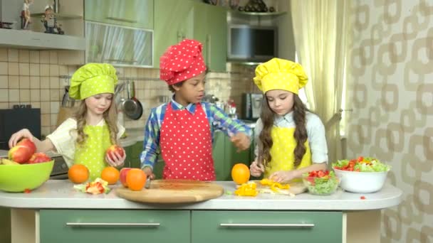 Kinder kochen am Küchentisch. — Stockvideo