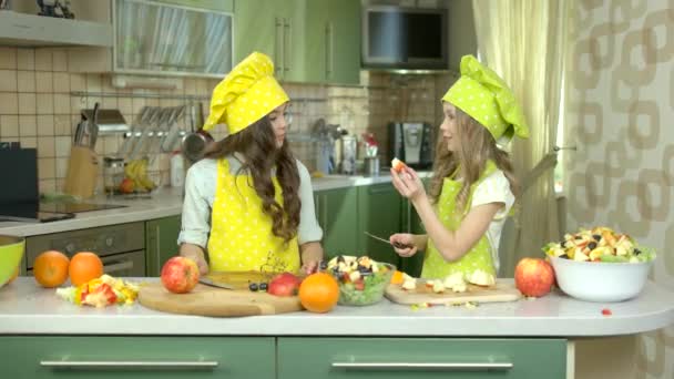 Küçük kızlar salatası yapmak. — Stok video