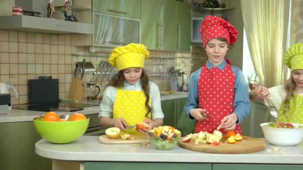 Tres niños cocinando . — Vídeos de Stock