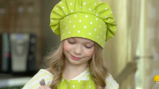 Chica en sombrero de chef sonriendo . — Vídeo de stock