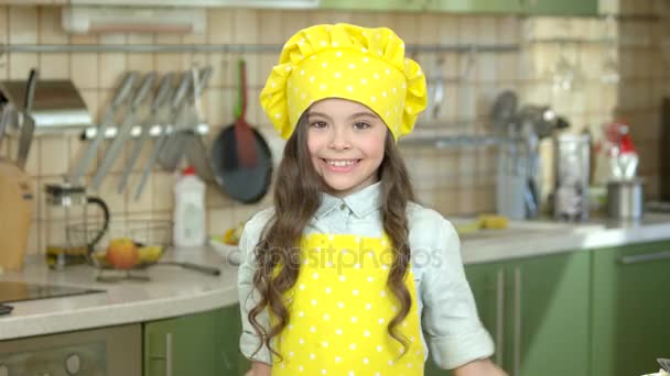 Usměvavá dívka s kuchyňským nádobím.