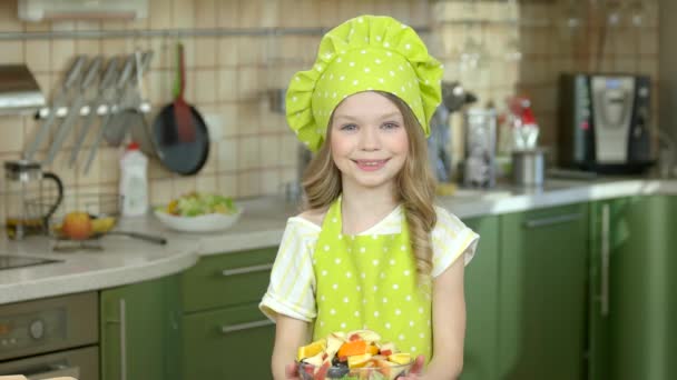 Sonriente niño sosteniendo ensaladera . — Vídeos de Stock