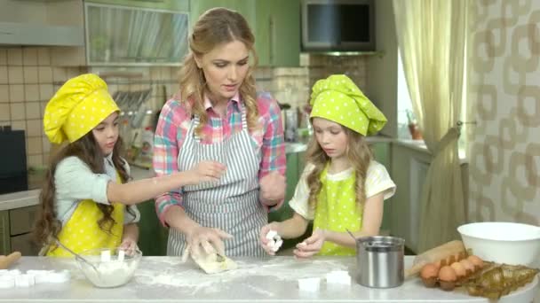 Woman and kids making pastry. — Stock Video