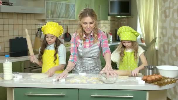 Matka a dcery vaření. — Stock video