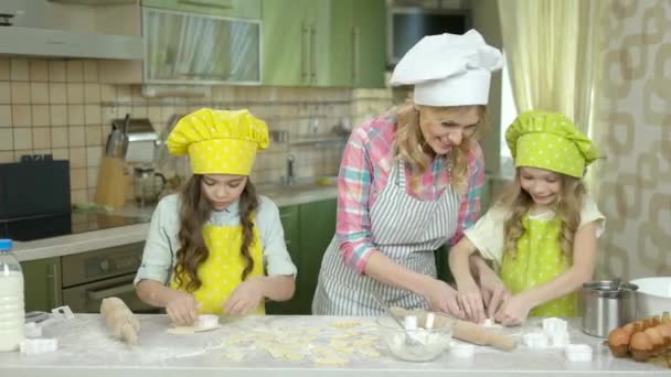 Nő és két gyermek, konyha. — Stock videók
