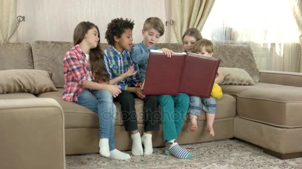 Kinderen met een groot boek. — Stockvideo