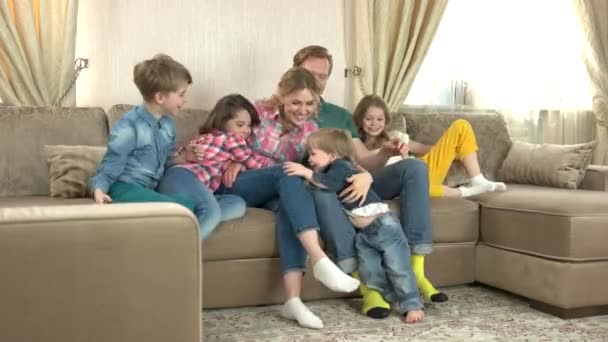 Šťastná rodina na pohovce. — Stockvideo
