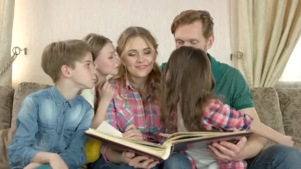 Crianças beijando e abraçando pais . — Vídeo de Stock