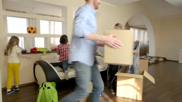 Сім'я з дітьми, що переїжджають . — стокове відео