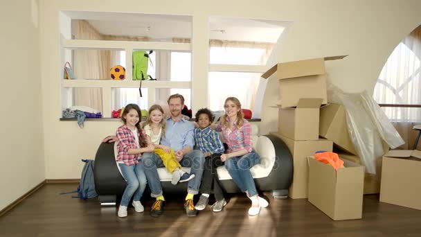 Família mostrando polegares para cima em casa . — Vídeo de Stock