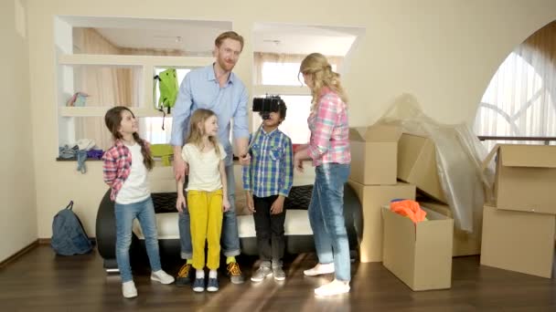 Glückliche Familie macht ein Selfie. — Stockvideo