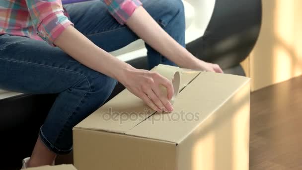 Las manos femeninas rápidamente caja de embalaje . — Vídeos de Stock