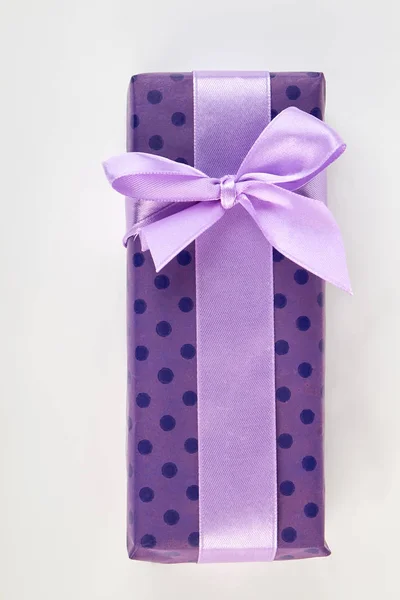 Cerrar caja de regalo púrpura . — Foto de Stock