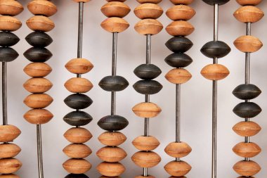 Closeup ahşap abacus, beyaz arka plan.