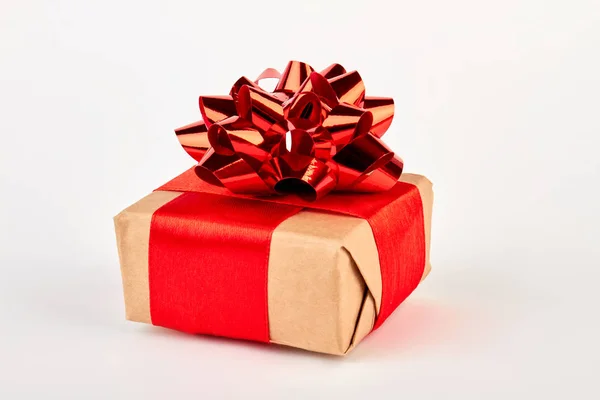 Caixa de presente com fita vermelha. — Fotografia de Stock