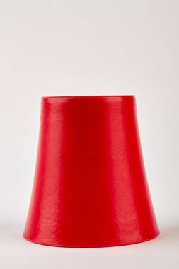 İzole kırmızı ters saksı.