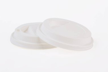 Plastik tek kullanımlık kahve kapaklar izole.