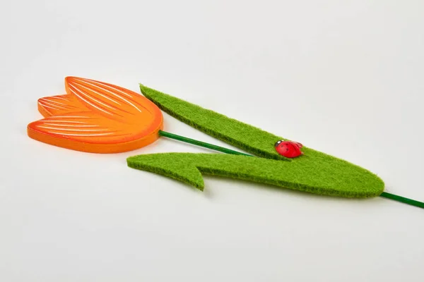 Linda tulipa artificial isolada . — Fotografia de Stock