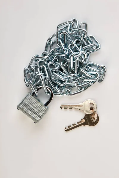 Fém lánc, a zár és a kulcsok. — Stock Fotó