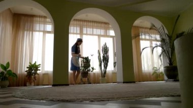 Hizmetçi iş başında.