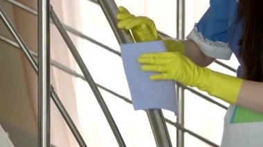 Ellerinde eldiven ve bez.