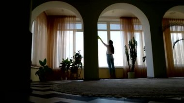 Bayan pencere temizlik paçavra ile.