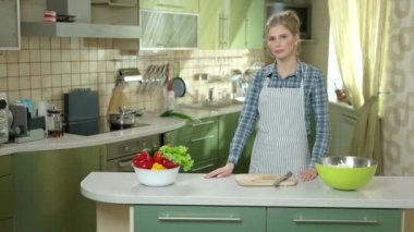 Mutfakta duran kadın..